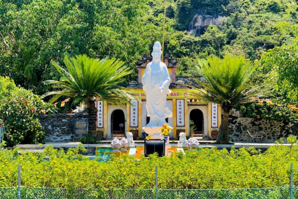 A peaceful view of Hai Tang Pagoda, offering both spiritual serenity and scenic beauty